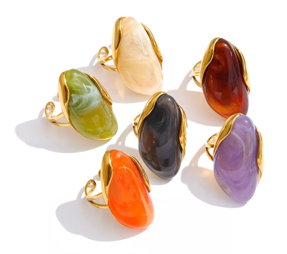 Anillo de resina con margarita