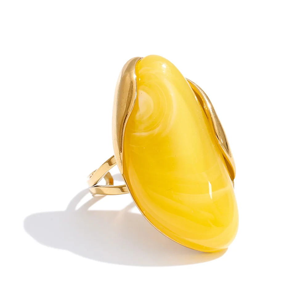 Anillo de resina con margarita