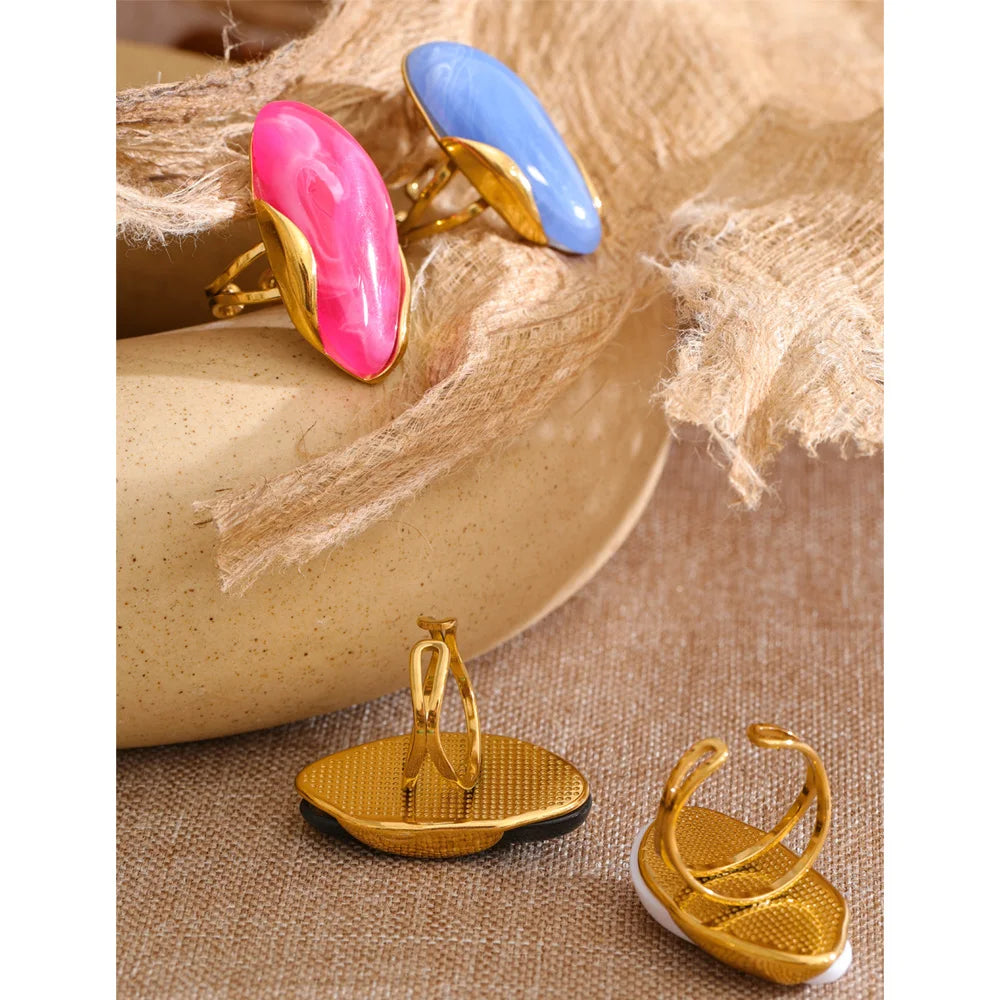 Anillo de resina con margarita