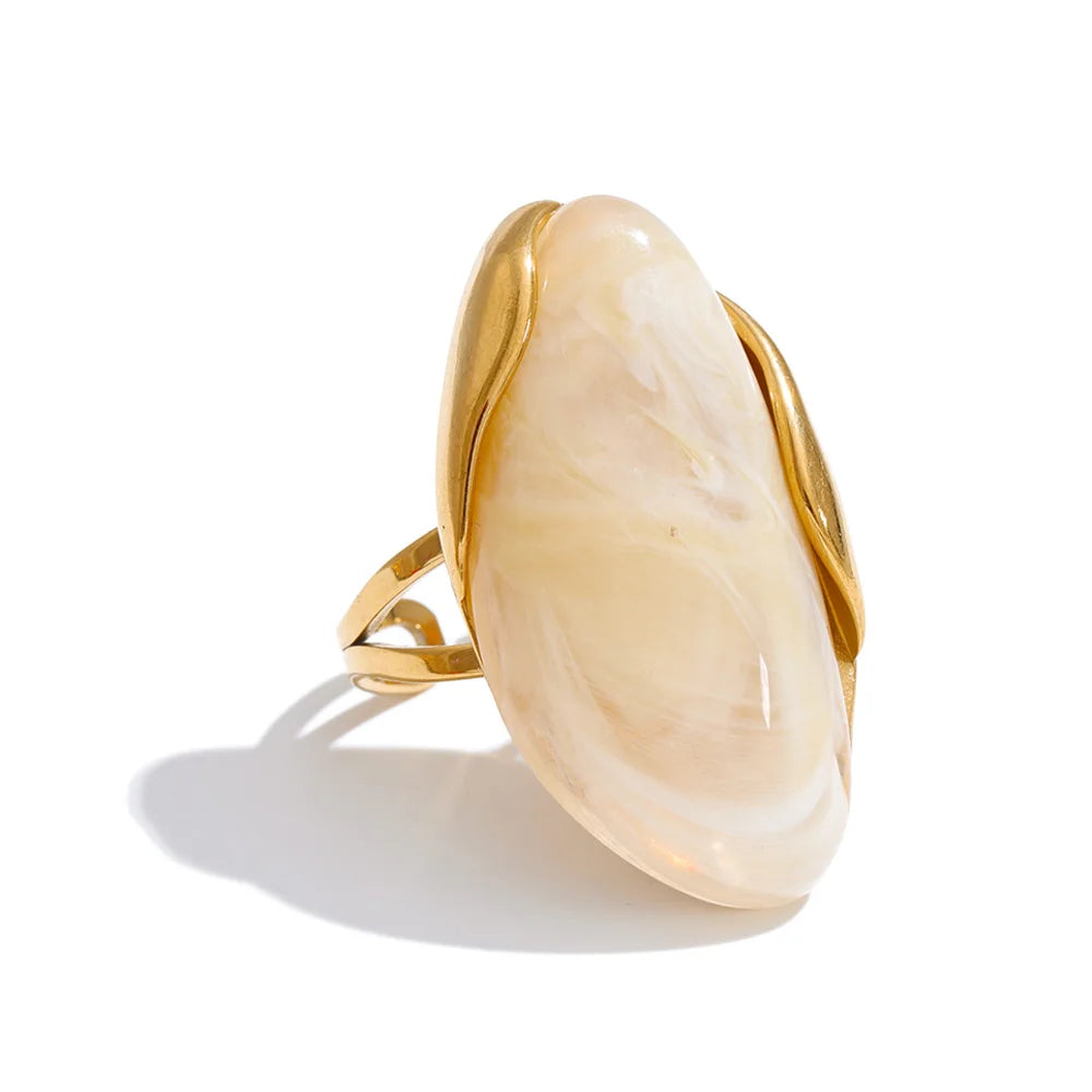 Anillo de resina con margarita
