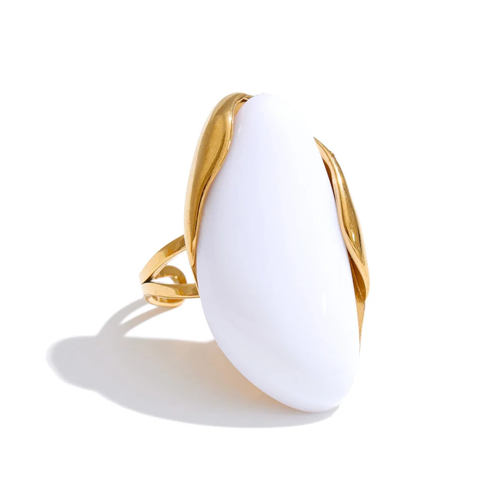 Anillo de resina con margarita